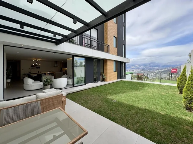 Departamento Nuevo con Patio y Balcón de Venta en Cumbaya Sector Yanarazapata — imagen 3