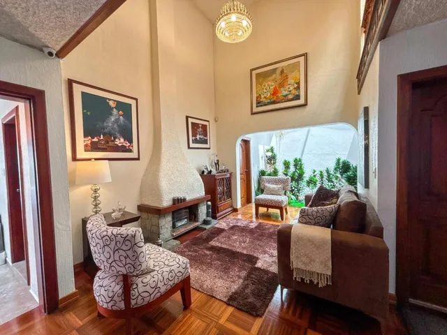 Casa en Venta Sector Ecu 911 – Av 10 de Agosto | 561 m² de Terreno y 5 Dorm., Azuay — imagen 2
