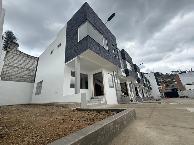 Vendidas/casas Vip con Espacio Verde Dentro de Condominio (P3128), Azuay — imagen 3