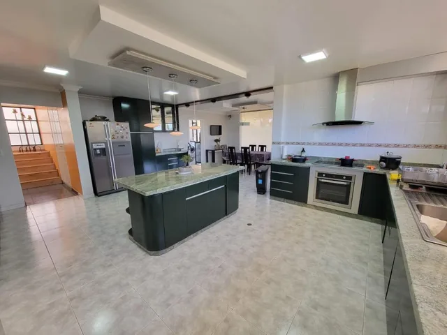 Casa de Venta en La Urbanización El Condado de 454 m con Una Suite Independiente — imagen 3