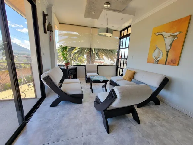 Casa de Venta en La Urbanización El Condado de 454 m con Una Suite Independiente — imagen 2