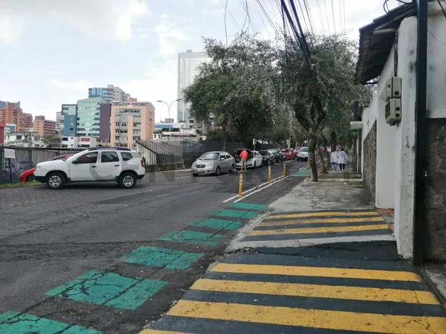 En Venta Terreno Para Edifico de 8 Pisos Av Cordero y Seis de Diciembre — imagen 3