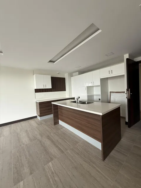 Vendo Departamento Tres Dorm. - Sector González Suarez — imagen 2