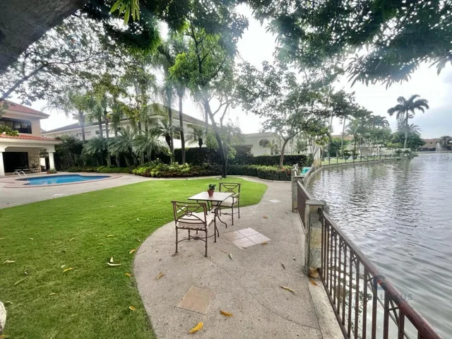Venta de Casa Samborondon Laguna Dorada, 5 Dorm., Piscina, Casa Al Lago m. H. Guayas — imagen 2