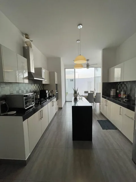 Samborondon Km 7 Hermosa Casa en Venta Laguna del Sol, Guayas — imagen 4