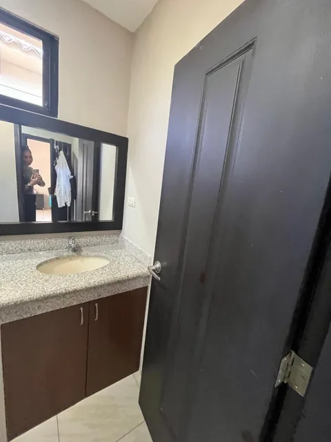 Casa Esquinera en Venta en La Urbanizacion Bosques de La Costa - Via La Costa, Guayas — imagen 2
