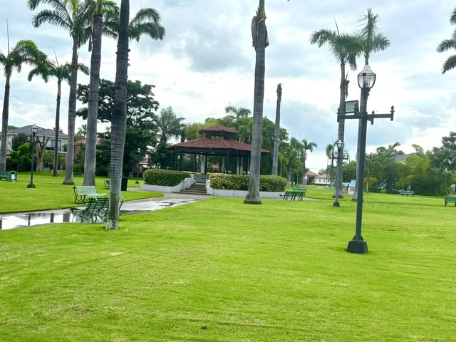 Terreno en Samborondon Urbanización Vista Al Parque con Linda Vista Frente Al Parque Central, Guayas — imagen 5