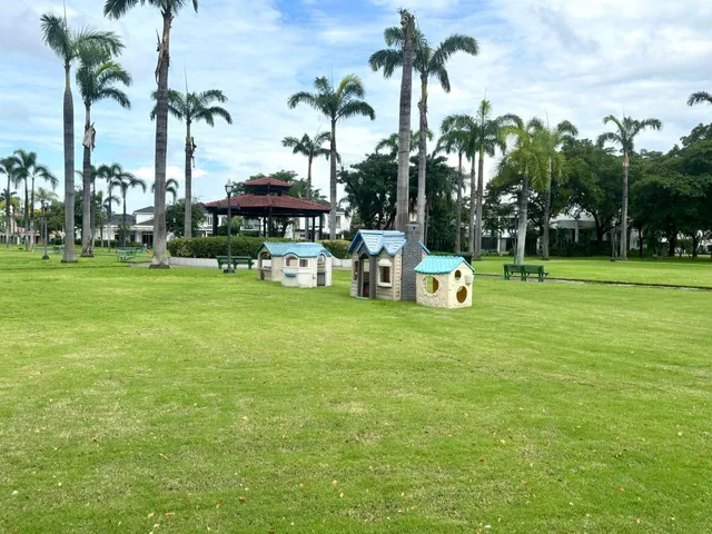 Terreno en Samborondon Urbanización Vista Al Parque con Linda Vista Frente Al Parque Central, Guayas — imagen 2