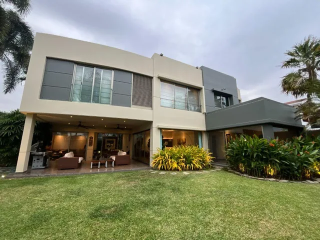 Puerto Azul - Casa Esquinera con Amplio Patio en Venta, Guayas — imagen 4