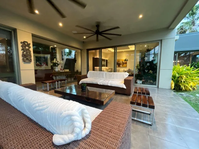 Puerto Azul - Casa Esquinera con Amplio Patio en Venta, Guayas — imagen 2