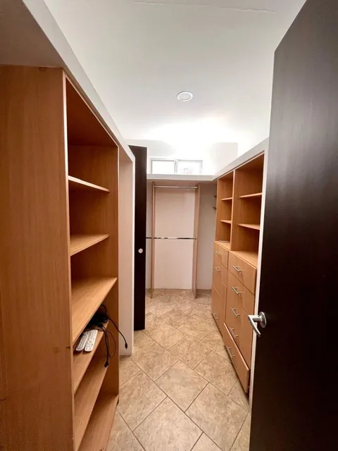 Casa de Venta en Samborondón - Km. 6 Urb. Lago Sol, Guayas — imagen 2