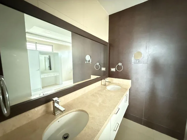 Vendo Casa en Los Parques (Zona Ceibos), Guayas — imagen 2