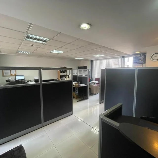 Oficina de Venta Amoblada en Av 12 de Octubre — imagen 5