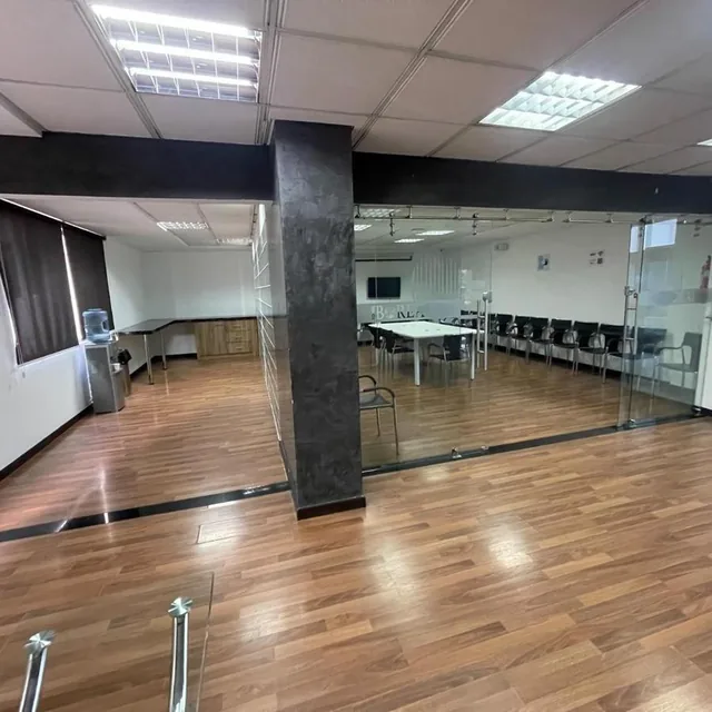 Oficina de Venta Amoblada en Av 12 de Octubre — imagen 3