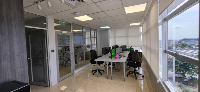 Vendo Oficina Corporativa 132 m² en Sky Building, 2 Parqueos, Vista Al Aeropuerto, Guayas — imagen 4