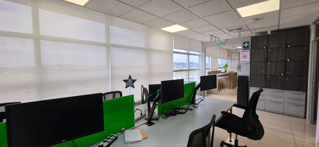 Vendo Oficina Corporativa 132 m² en Sky Building, 2 Parqueos, Vista Al Aeropuerto, Guayas — imagen 2