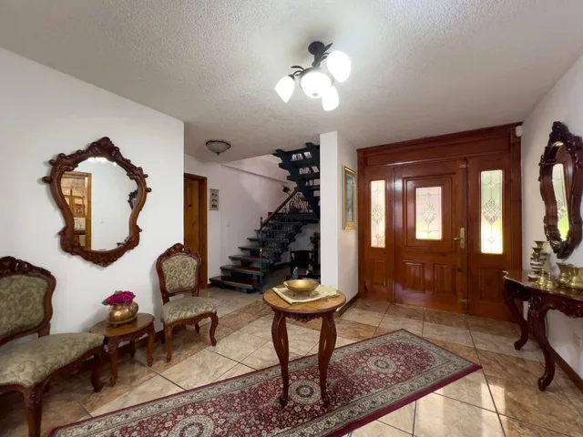 Casa de Venta con Piscina Cubierta Vía a Cashapamba Los Chillos — imagen 5