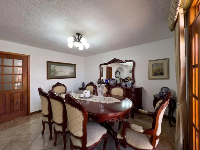 Casa de Venta con Piscina Cubierta Vía a Cashapamba Los Chillos — imagen 2