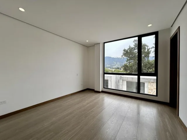 Casa en Venta 3 Dorm. | Doble Altura y Jardín Privado | La Primavera – Cumbayá — imagen 5
