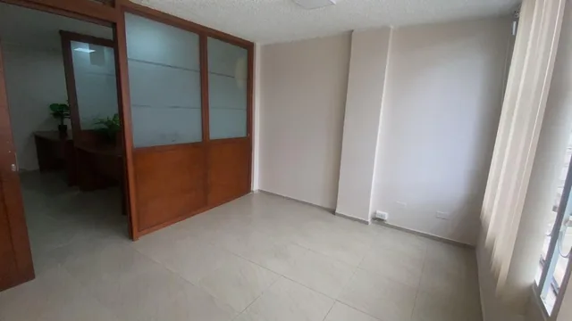 Vendo Hermosa, Oficina en Excelente Estado Centro Norte de La Ciudad de Quito, Precio de Oportunida — imagen 5