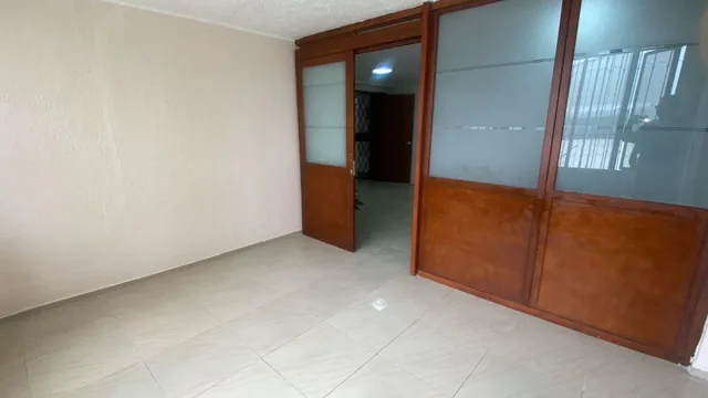 Vendo Hermosa, Oficina en Excelente Estado Centro Norte de La Ciudad de Quito, Precio de Oportunida — imagen 4