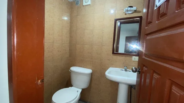 Vendo Hermosa, Oficina en Excelente Estado Centro Norte de La Ciudad de Quito, Precio de Oportunida — imagen 3