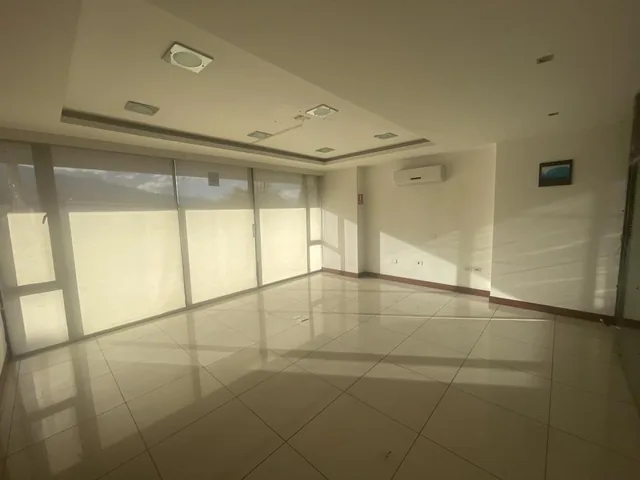 Renta/venta Amplia Oficina con Divisiones Av Eloy Alfaro y Gaspar de Villarroel — imagen 4