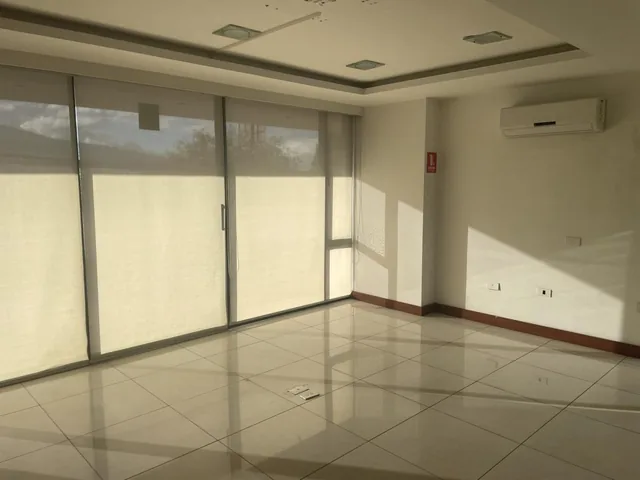 Renta/venta Amplia Oficina con Divisiones Av Eloy Alfaro y Gaspar de Villarroel — imagen 3