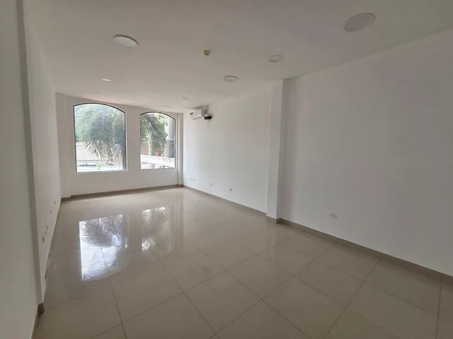 Local Comercial Esquinero de 81 m² y 2 Plantas en Venta en Plaza Colonia Vía a La Costa, Guayas — imagen 4