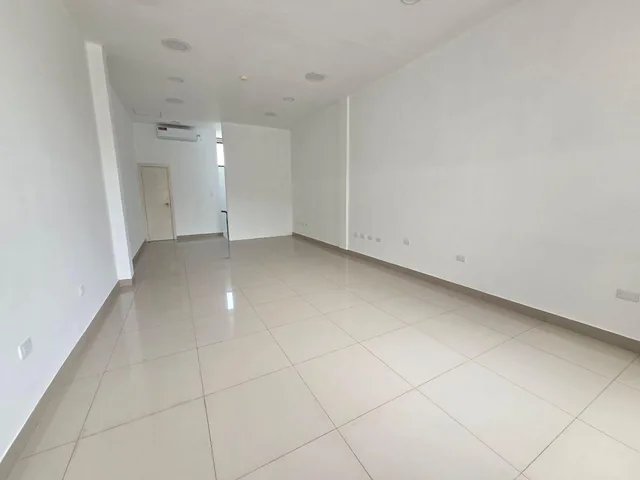 Local Comercial Esquinero de 81 m² y 2 Plantas en Venta en Plaza Colonia Vía a La Costa, Guayas — imagen 3