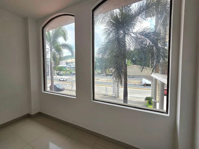 Local Comercial Esquinero de 81 m² y 2 Plantas en Venta en Plaza Colonia Vía a La Costa, Guayas — imagen 2