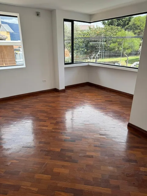 Deb Casa en Venta Sector Embajada Americana $ — imagen 2