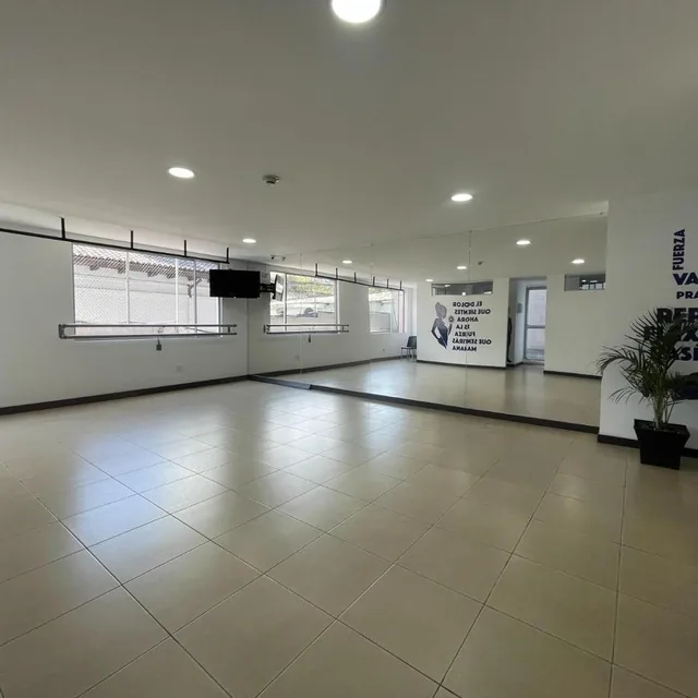 Oficina de Venta Amoblada en Av 12 de Octubre — imagen 2