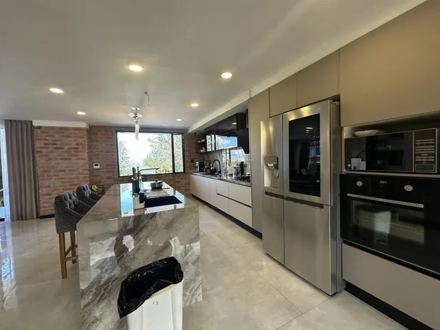 Hermosa Casa en Venta 350 Mtrs Habitable, Lote 2400 Mtrs2 en Pifo, Urbanización. Piscina — imagen 3