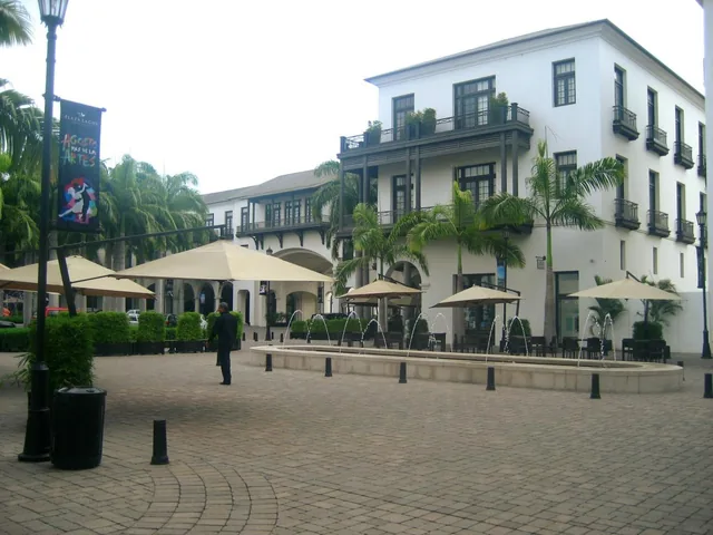 Oficina en Venta (Amoblada) - Plaza Lagos - Samborondón, Guayas — imagen 2