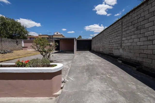 Venta Casa con Amplio Terreno /mini Suite/5 Parqueaderos Armenia II — imagen 4