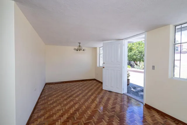 Venta Casa con Amplio Terreno /mini Suite/5 Parqueaderos Armenia II — imagen 3