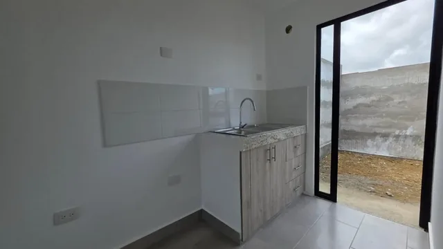 Casa en Venta, Urbanizacion Villa Blanca, Johr, Guayas — imagen 3