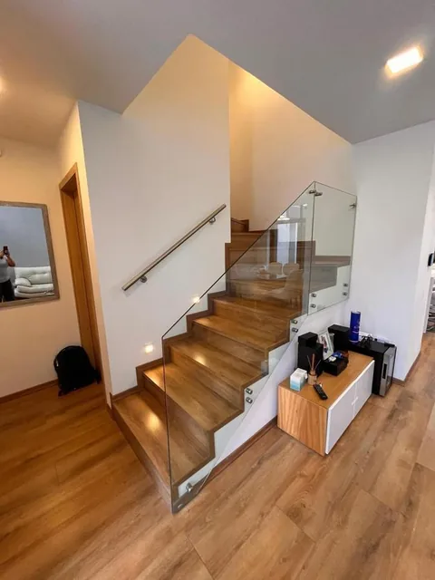 Casa de 3 Pisos, Moderna de Venta en Santa Lucía Norte de Quito — imagen 4