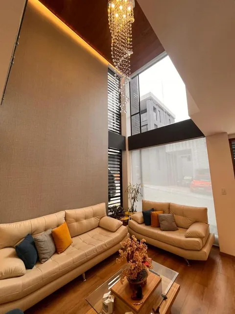 Casa de 3 Pisos, Moderna de Venta en Santa Lucía Norte de Quito — imagen 2