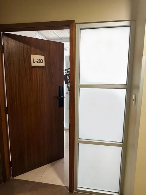 Oficina 2do Piso en Edificio Trade Building Amoblado con Inquilino, Guayas — imagen 2