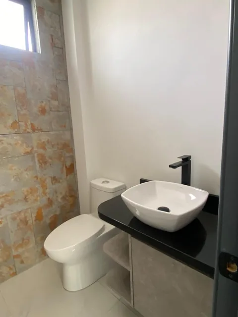 Casa en Venta, Independiente, Urbanización Privada en Puembo Piscina Canchas y Seguridad 24/7 — imagen 3