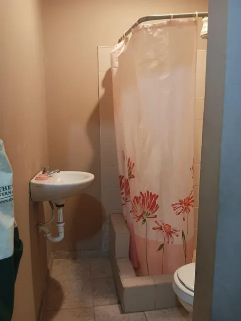 Casa Rentera con 3 Departamentos en Guasmo Sur Area con Cerramiento, Guayas — imagen 3
