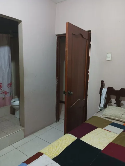 Casa Rentera con 3 Departamentos en Guasmo Sur Area con Cerramiento, Guayas — imagen 2