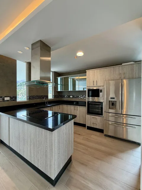 Departamento de 3 Habitaciones con Balcón - en Venta - Cumbayá - 146 m² — imagen 4