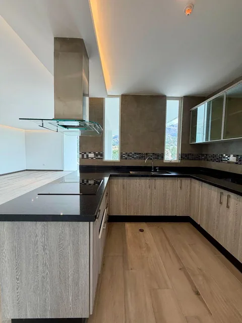 Departamento de 3 Habitaciones con Balcón - en Venta - Cumbayá - 146 m² — imagen 3