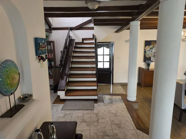Casa en Venta Dentro de Urbanización Residencial con Amplio Terreno y Excelente Distribución — imagen 3