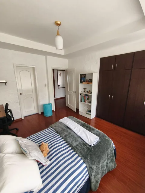 Casa en Venta Dentro de Urbanización Residencial con Amplio Terreno y Excelente Distribución — imagen 2