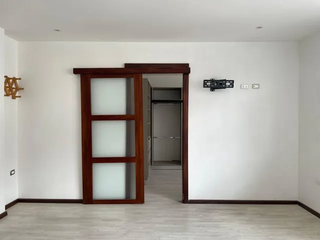 Casa Central Rentera con Locales Comerciales y Departamentos, Azuay — imagen 3