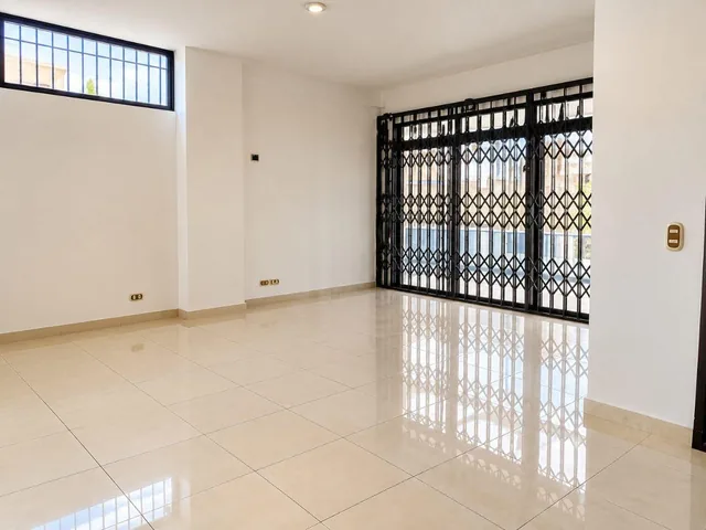 Edificio Multifamiliar Rentera de 3 Pisos Mas Terraza en La Cumbre Ceibos de 600 m², Guayas — imagen 4